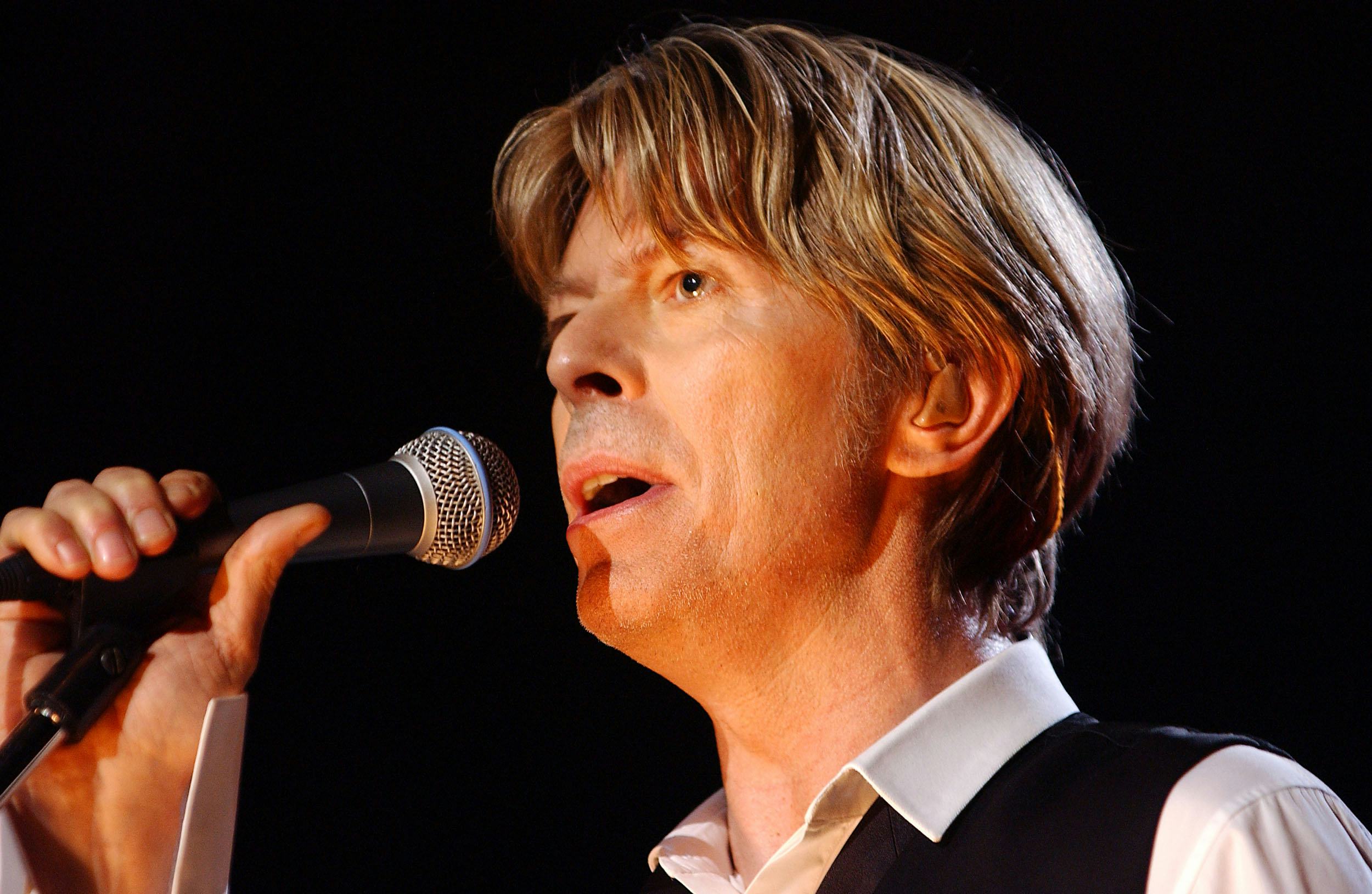 This Video Of David Bowie & Ricky Gervais Shows Off The Icon's Biting