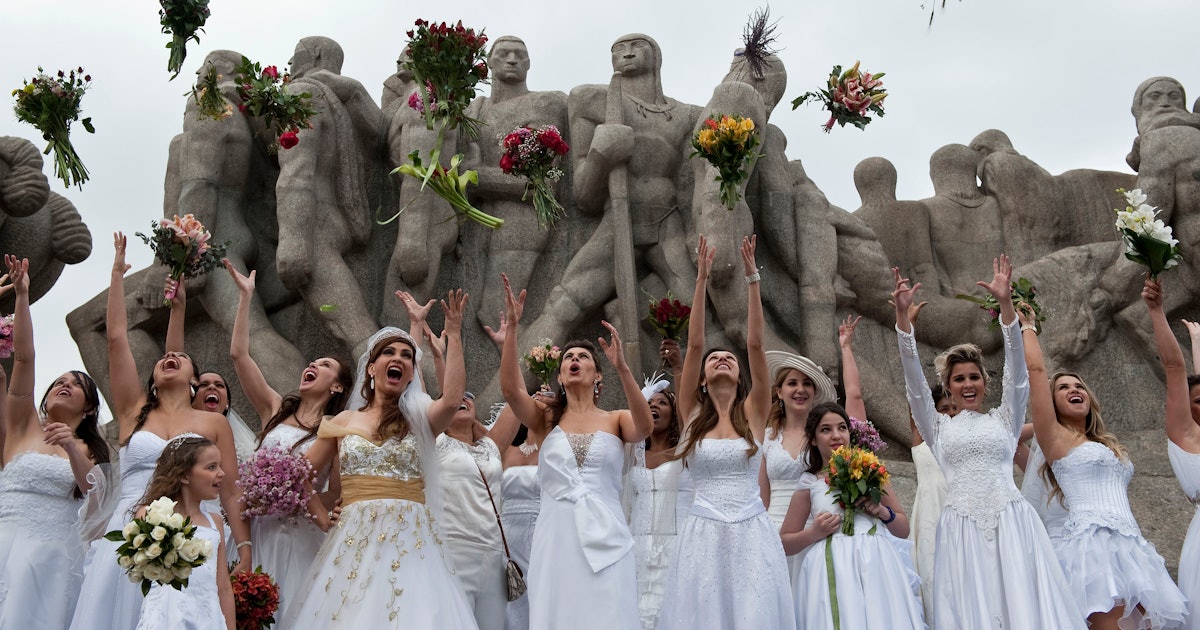 7 Wedding Bouquet Toss Alternatives In Case You Re Looking To Break Away From Tradition