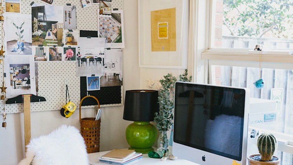 How To Organize Your Desk So That Your Workspace No Longer