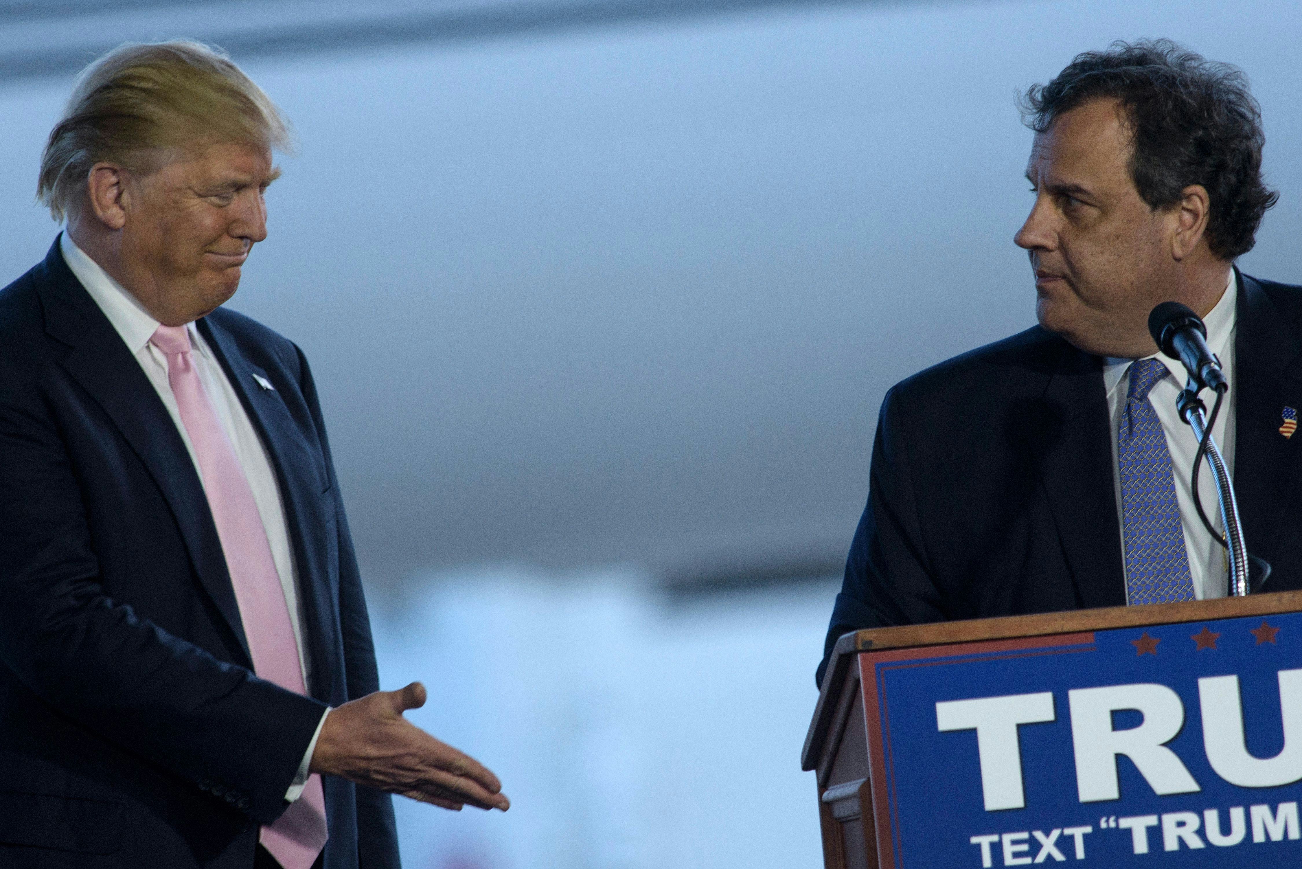 Chris Christie's Face Behind Donald Trump Graced Us Again & It Was All ...