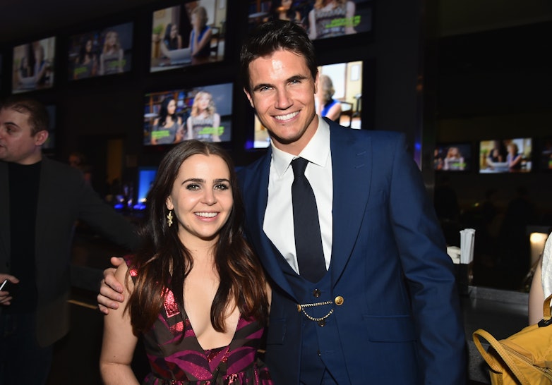 12 Reasons The Duff S Mae Whitman And Robbie Amell Should Star In Every