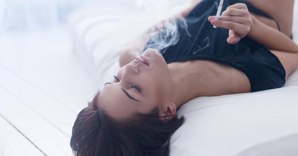 Она курит даже во-время секса Она курит даже во-время секса