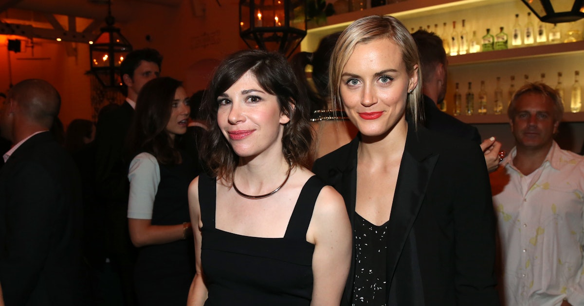 How Did Carrie Brownstein & Taylor Schilling Meet? The Two Actresses ...