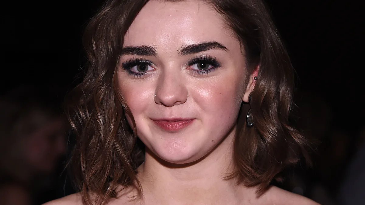 Maisie Williams Rewrites A Headline About Her Outfit To Remind Us All What Really Matters Maisie Williams Rewrites A Headline About Her Outfit To Remind Us All What Really Matters