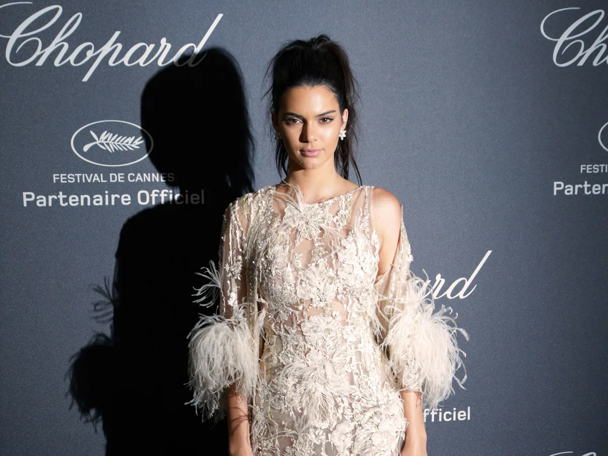 Kendall Jenner's Feather Dress Might Remind You Of One Iconic '90s Movie Look PHOTOS Kendall Jenner's Feather Dress Might Remind You Of One Iconic '90s Movie Look PHOTOS