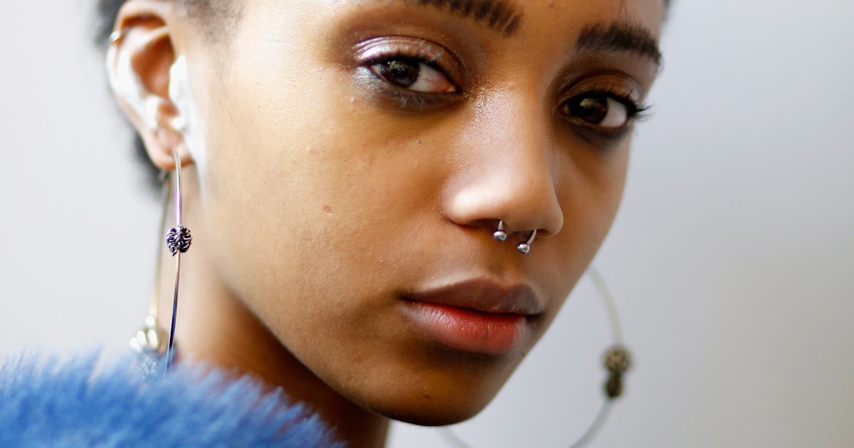 How Long Will A Septum Piercing Hurt Here S How A Pro Piercer Weighs In