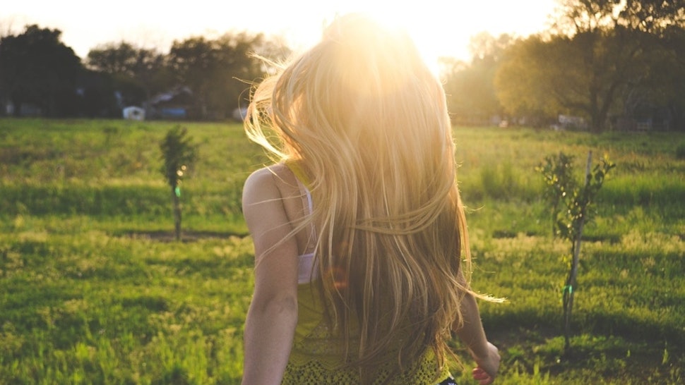 How To Make The Sun Lighten Your Hair If You Want To Be Naturally