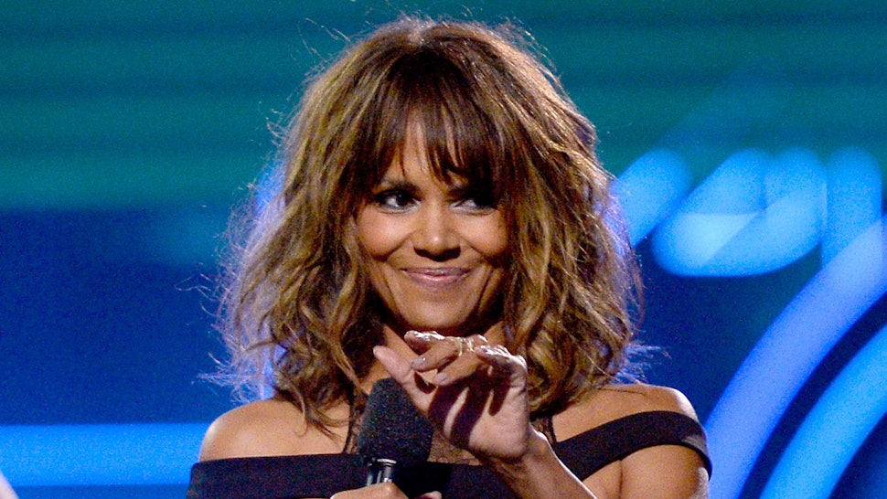Halle Berry S Short Haircut Is Such A Different Look For The Style