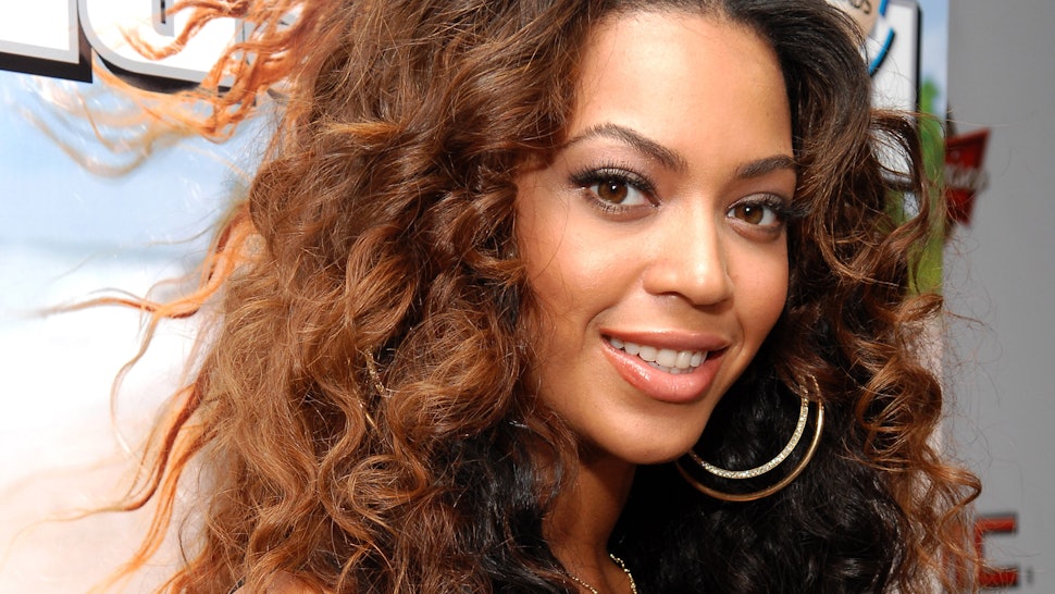 11 Humidity Hacks For Super Curly Hair To Keep You Frizz Free