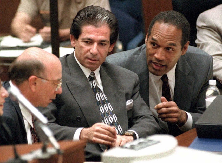 This Photo Of Robert Kardashian With O.J. Simpson&#39;s Garment Bag Was Widely Discussed At The Trial