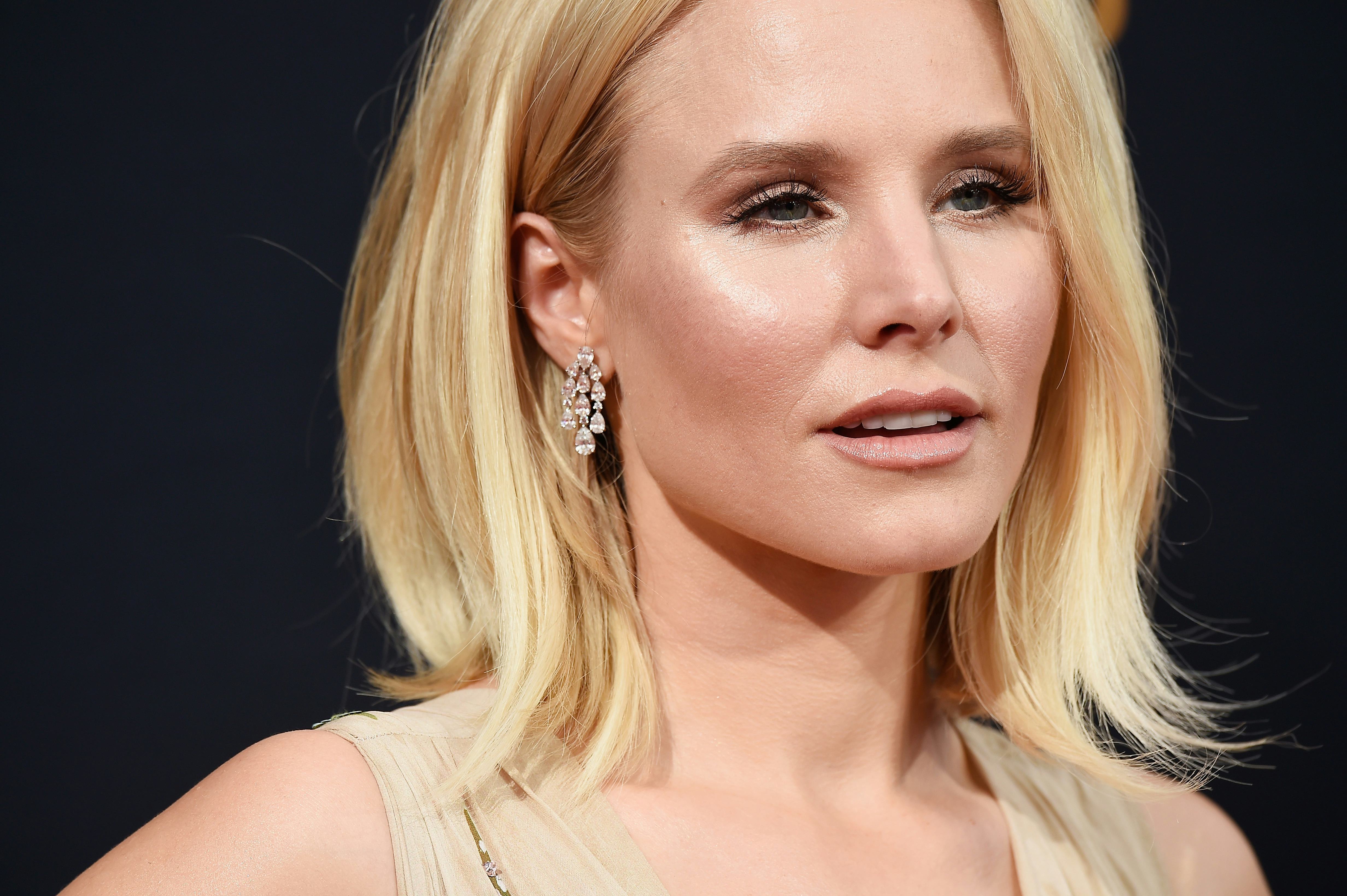 Kristen Bell Wore Amber Oil To The 2016 Emmys Instead Of Perfume