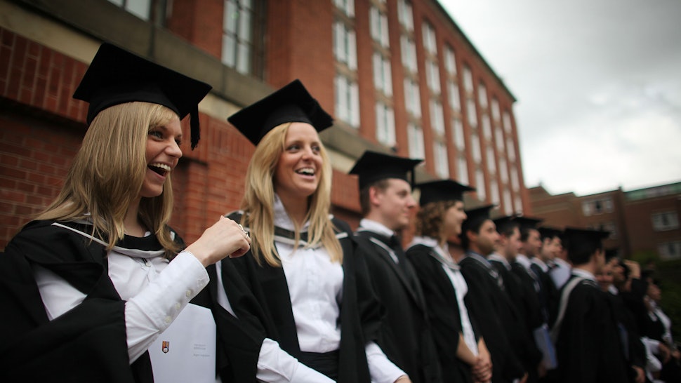 Graduation Hairstyles That Will Look Great Under Your Cap