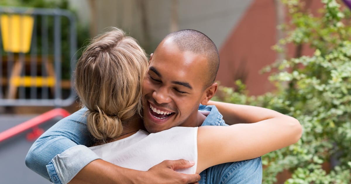 How Does This Hugging Optical Illusion Work? Here's Why No One Can ...