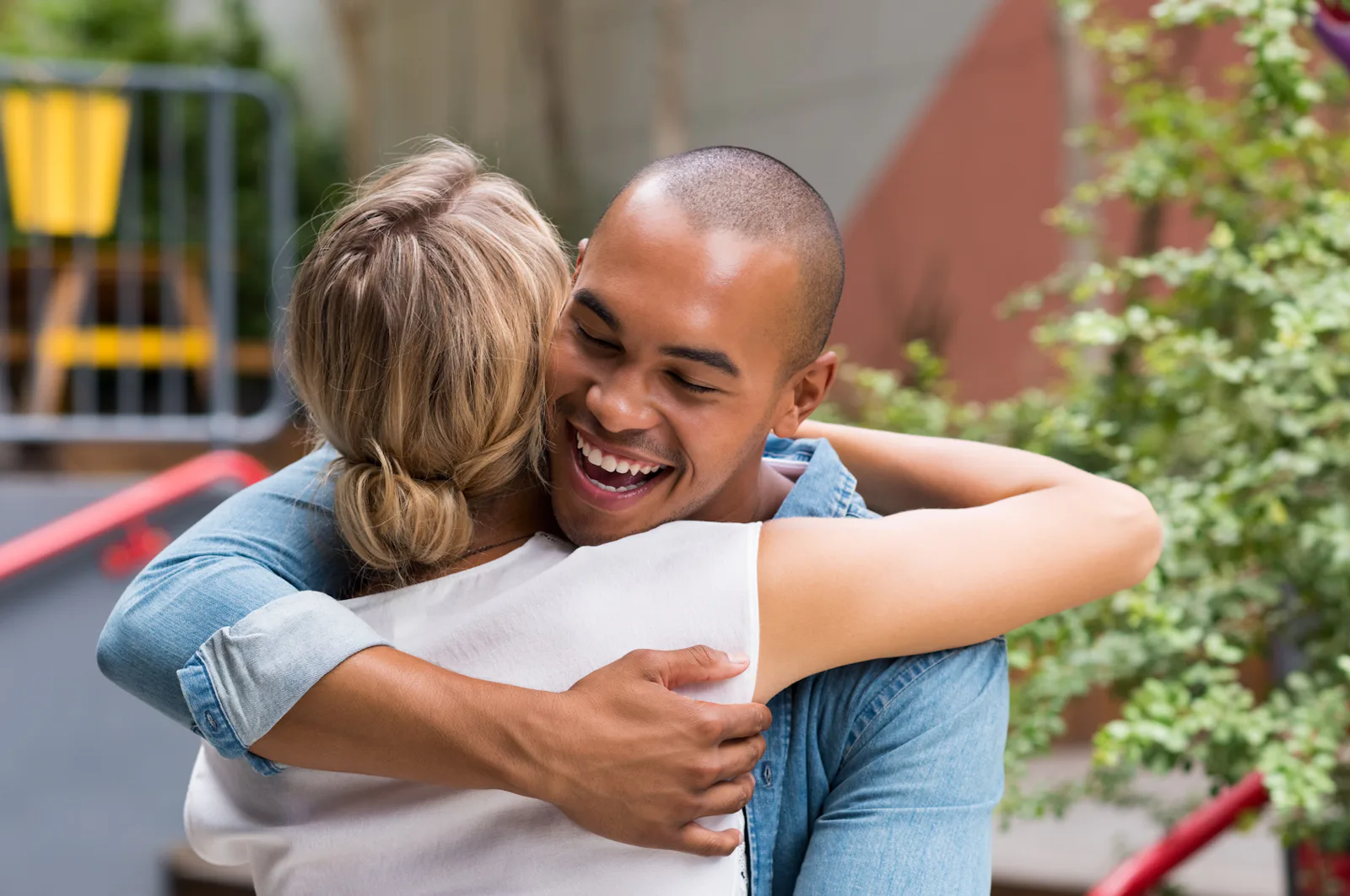 Hugging Invisible How Does This Hugging Optical Illusion Work? Here's Why No One Can ...