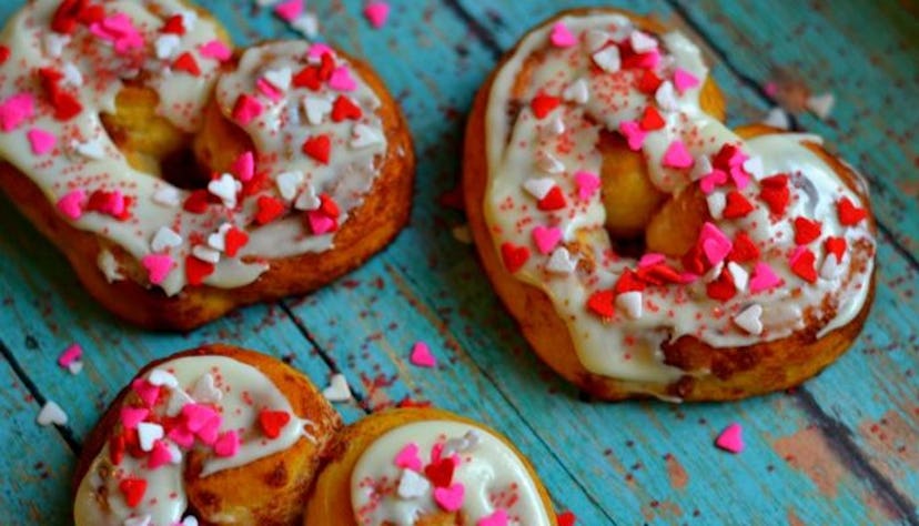 Three heart-shaped cinnamon rolls on the list of the 10 great recipes for busy moms