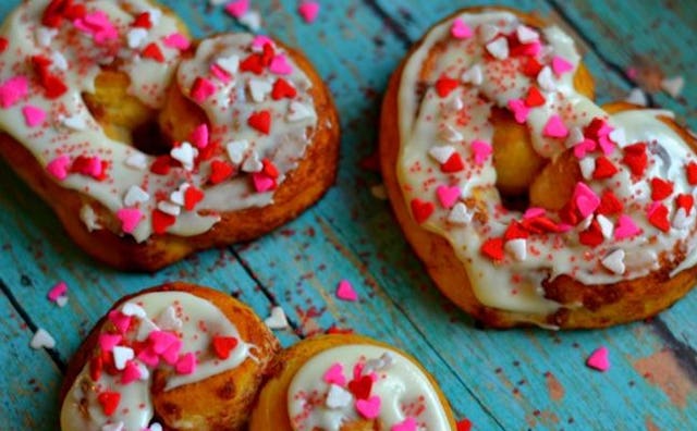 Three heart-shaped cinnamon rolls on the list of 10 great recipes for busy moms