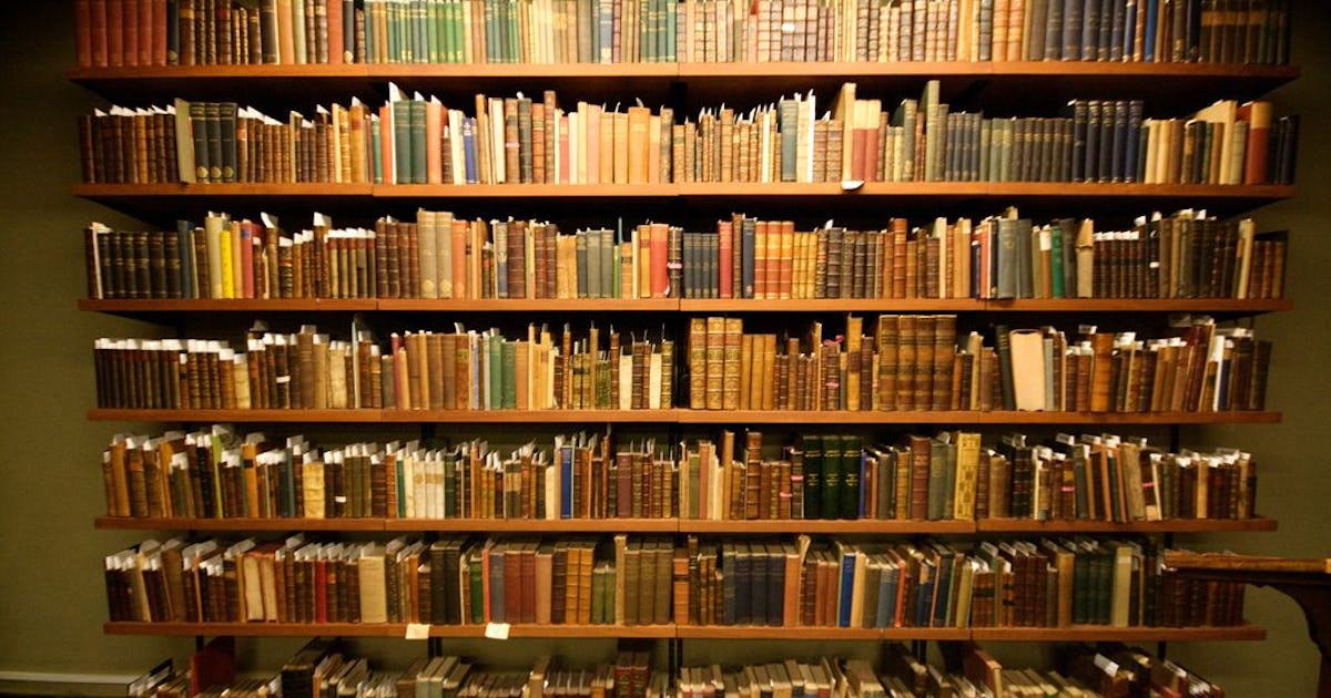 Огромные полки с книгами