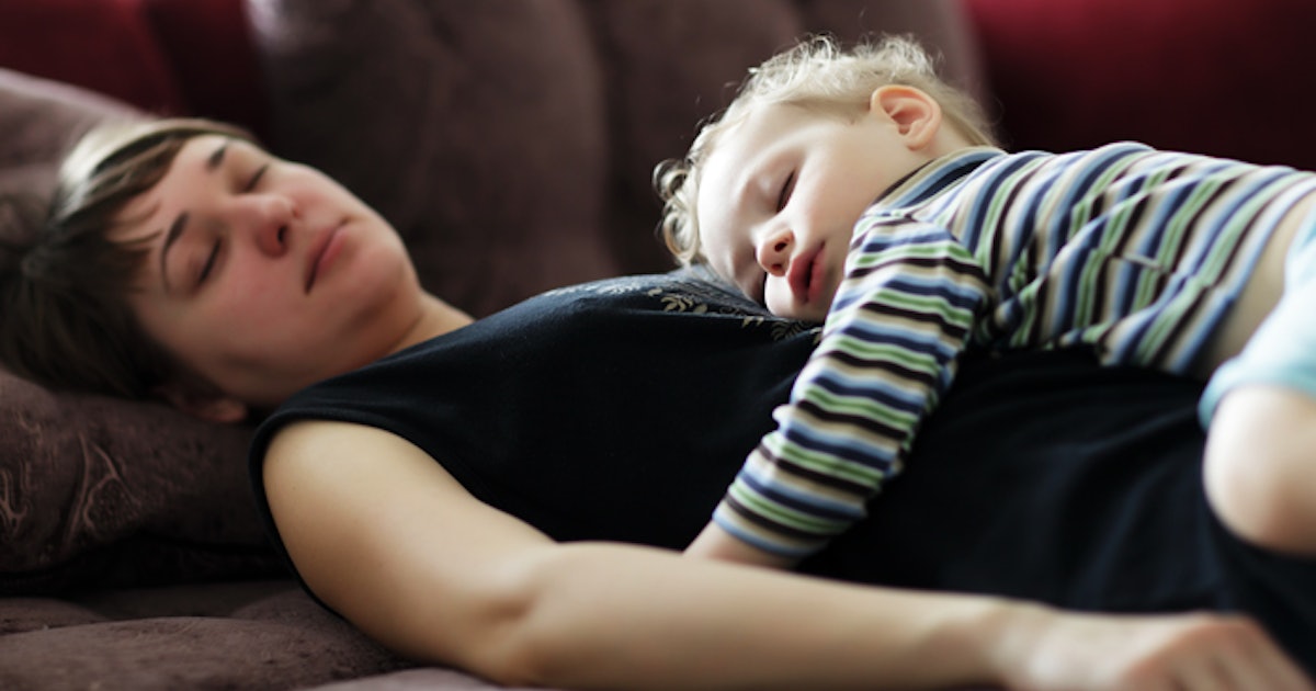 Спящие дети и мама на диване. Детский оргазм у девочек. Спящий сын и тетя