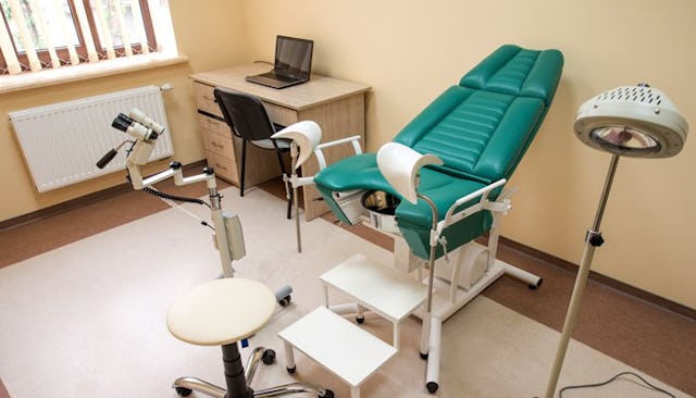 A green chair in an ordination used by gynecologists