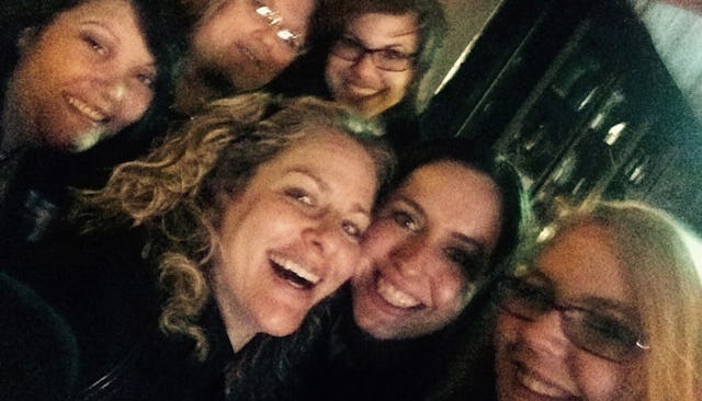Jill Smokler taking a selfie while smiling and surrounded by 5 friends