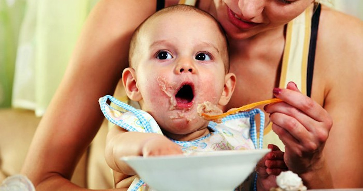 Мать съела ребенка. Мама кормит малыша. Насильное кормление ребенка. Фото как мама кормит малыша. Мама паскармоивает своего ребенка.