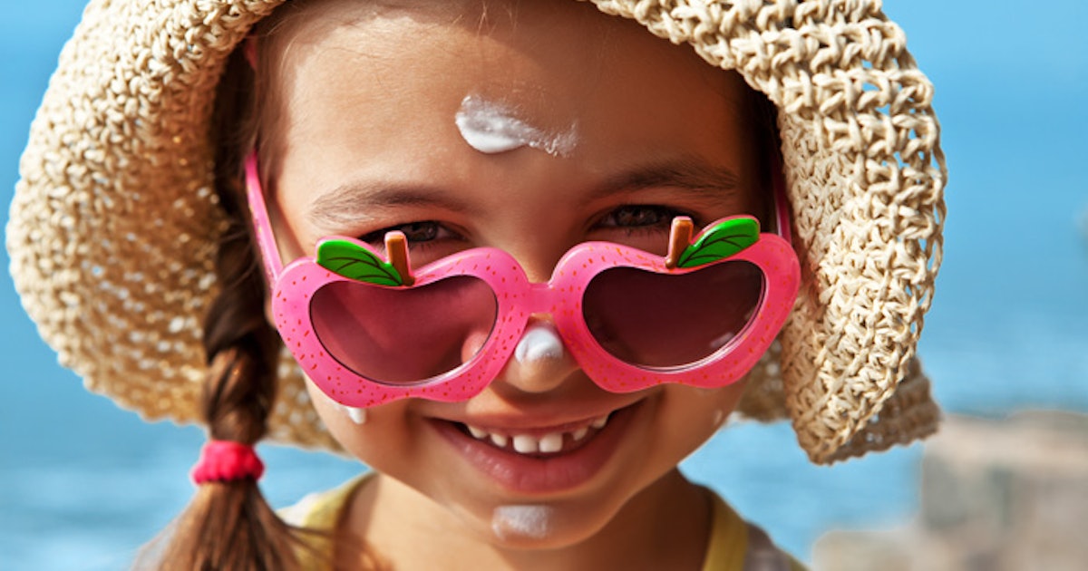 How to Apply Sunscreen to Small Children