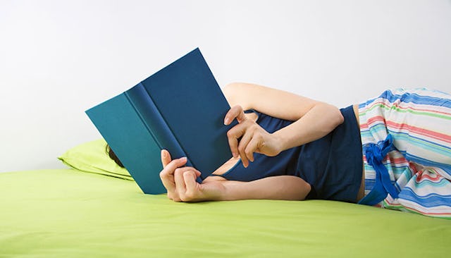 woman-reading-in-bed