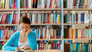 girl-in-library