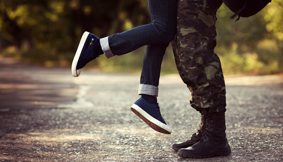 Военный парень с девушкой. Девушка солдат. Ноги солдата и девушки. Солдат обнимает девушку. Ноги девушки и парня в военной форме.