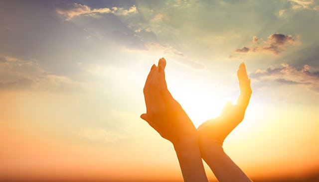 hands-framing-sun