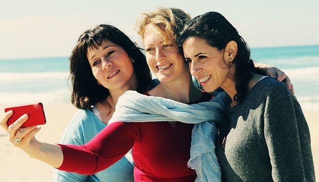 three-women-best-friends