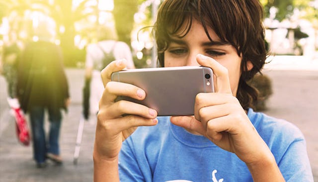 tween-boy-using-smartphone