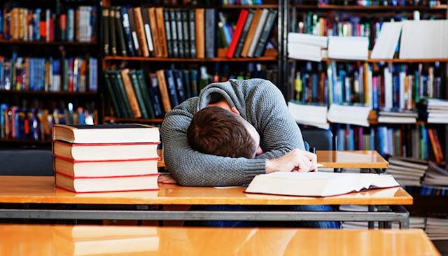 student-sleeping-in-library