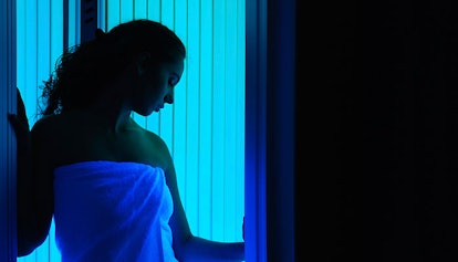 woman-entering-tanning-booth