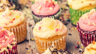 colorfully-decorated-cupcakes