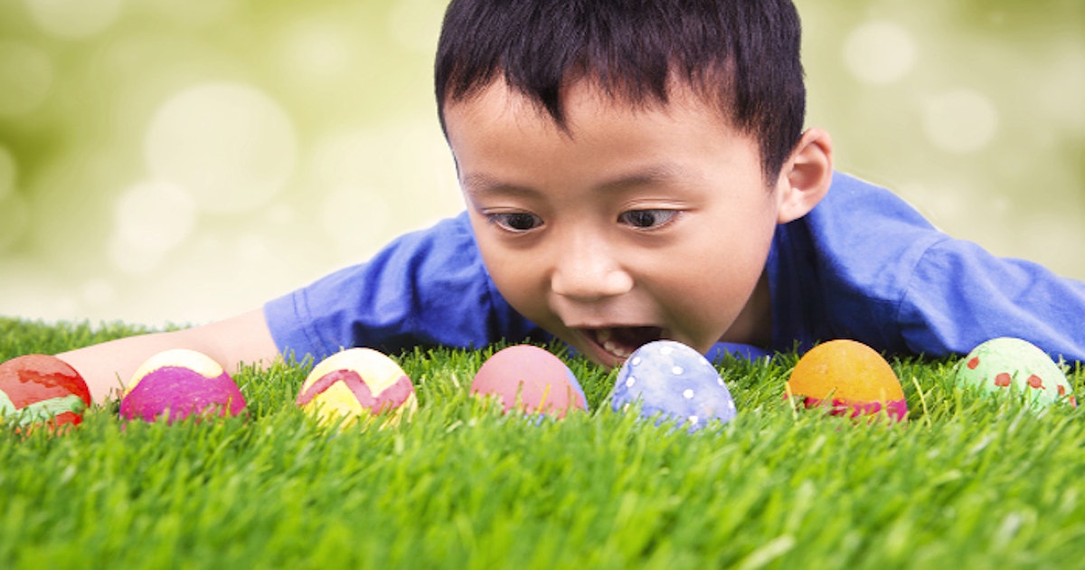 Яички мальчика рассказы. С Пасхой мальчику. Яйцо на траве. Дети ищут пасхальные яйца.