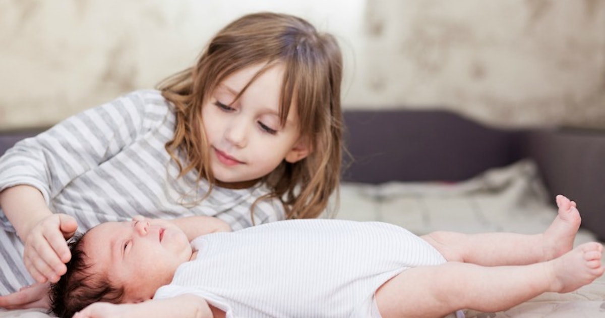 Разбудил малышку сестру. Маленькая девочка с новорожденной сестрой открыть тока.