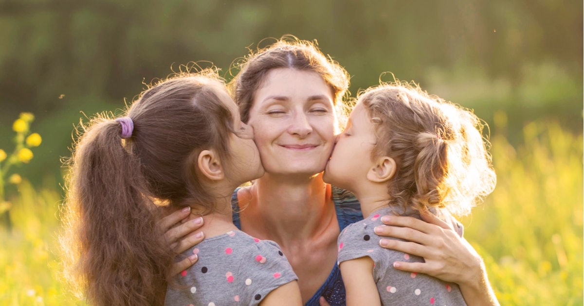 Картинка дети целуют маму в обе щечки. Мама и дочка целуются