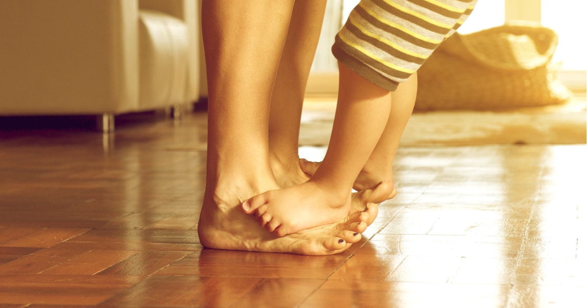 Ноги мамы для детей. Мама ноги. Ноги мамы в домашних условиях. Детские ноги на полу сверху. Мама ноги картинка.