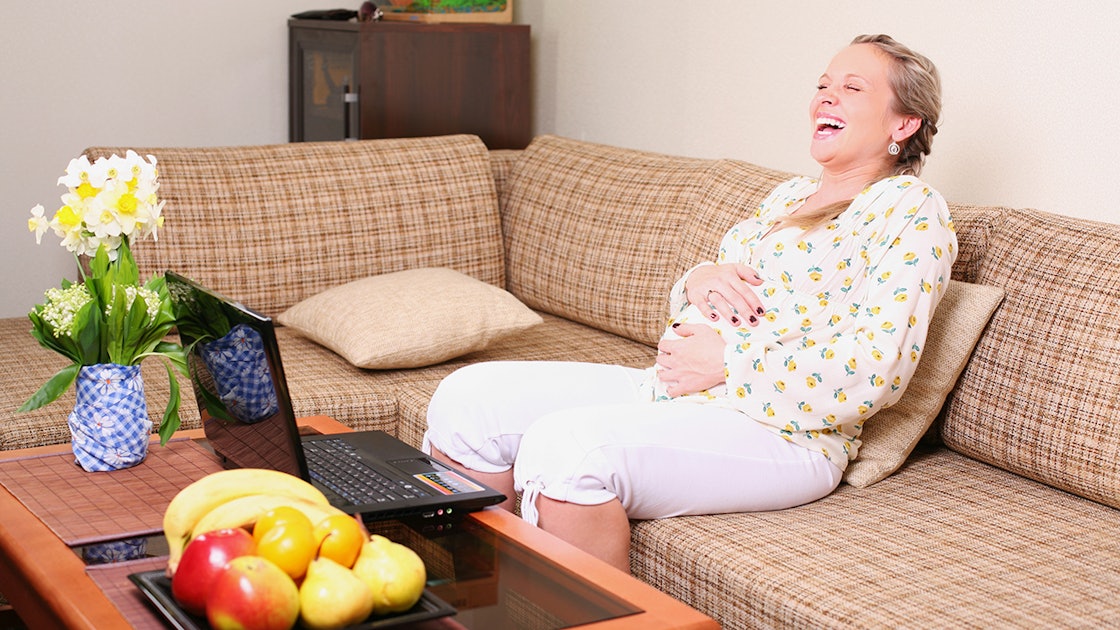 Беременная рожает на диване