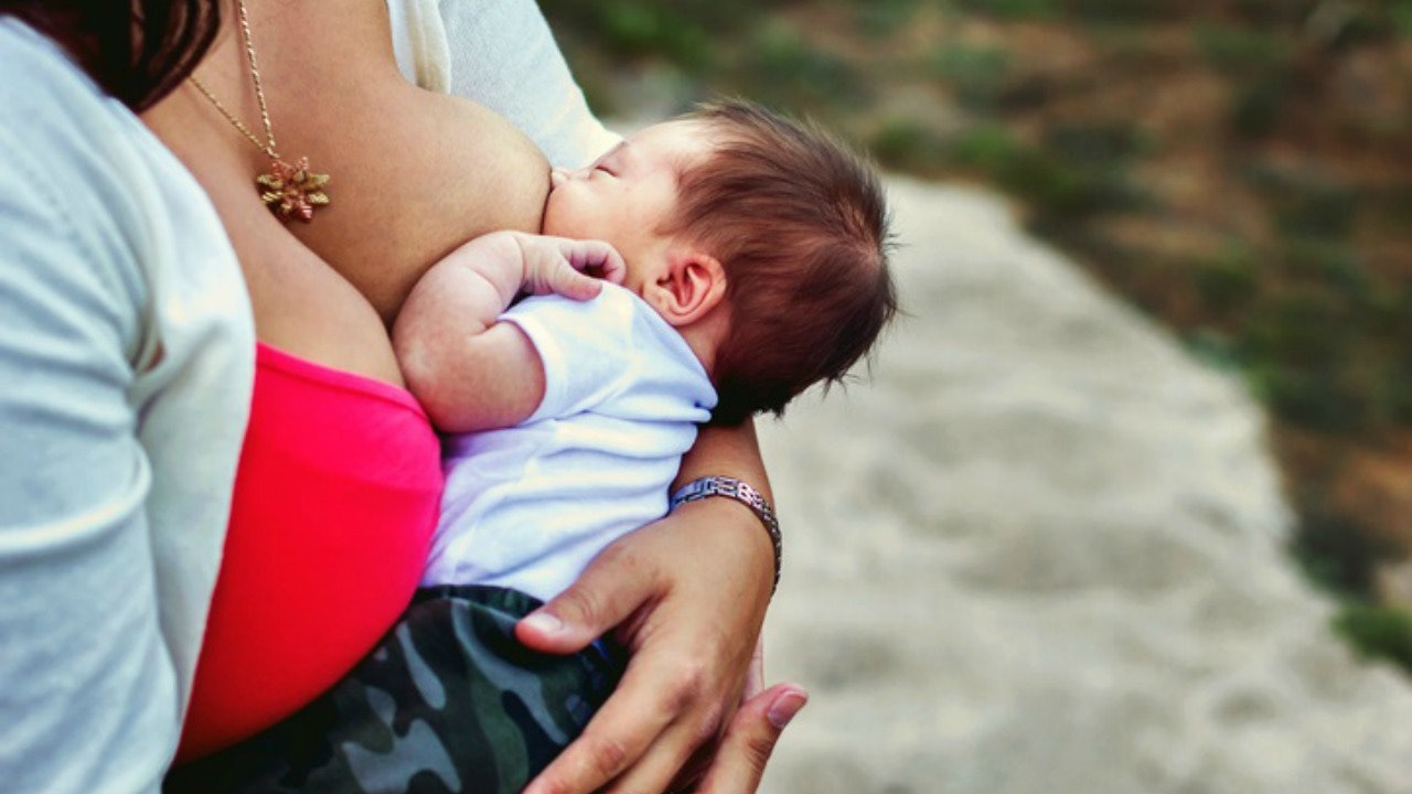 Breastfeeding With Large Breasts Is No Freaking Joke