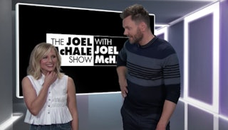 Kristen Bell and Joel McHale in his show having a conversation