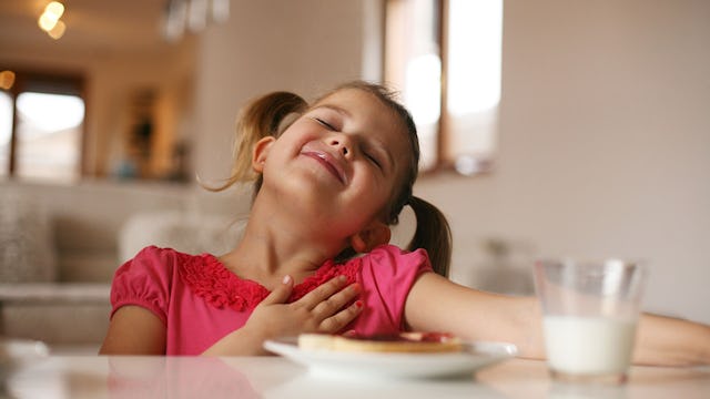 kid drinking milk