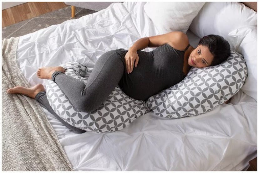pregnant woman, body pillow, Boppy, Pregnancy Pillow