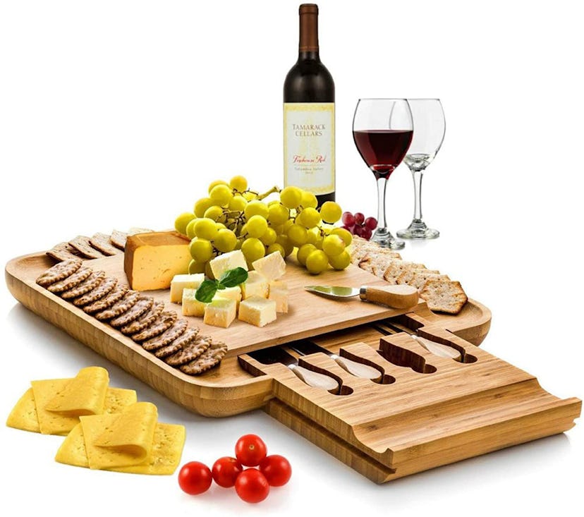 Bambüsi Cheese Board and Knife Set