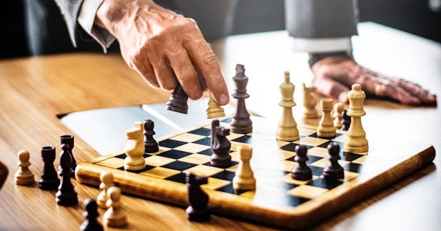 free online brain games for seniors, man playing chess
