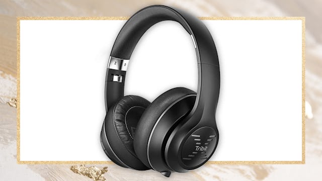 Black headphones as one of the best and coolest gift ideas for teenage boys