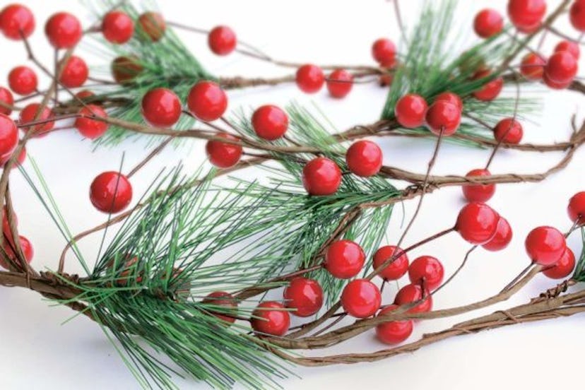 OLYPHAN Christmas Garland Red Berry