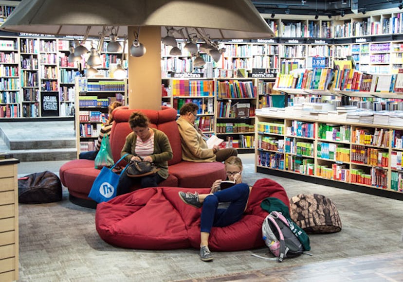 It’s Time To Say Bye-Bye To Library Fines: group of people sitting on floor at library