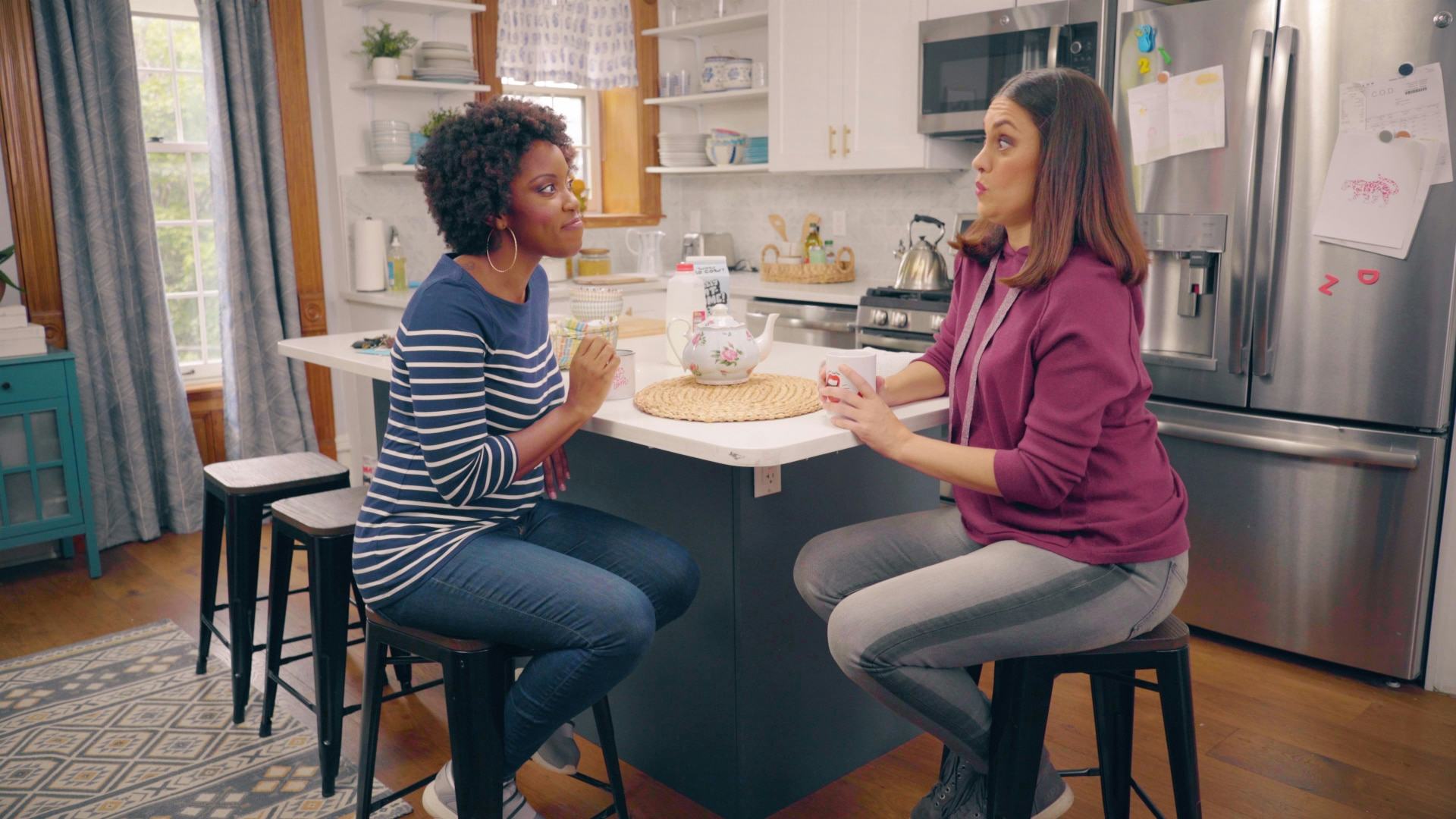 two moms sitting talking about nursemaid elbow